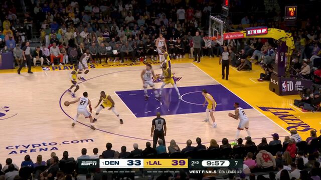 詹姆斯抢断后快攻妙传TT扣篮得手 彭磊：危难存亡之际只能靠老詹了