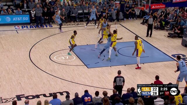 传球轻松写意！詹姆斯行进间妙传助攻八村垒双手暴扣