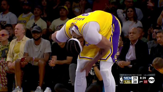 为什么受伤的总是我 浓眉遭遇灰熊双人夹击痛苦倒地险些受伤