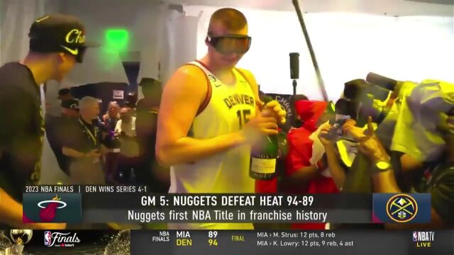 赛后肆意挥洒夺冠热情 全队更衣室沐浴香槟