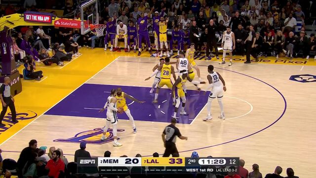 全队气势暴涨 施罗德倒地抢断詹姆斯送出空位妙传