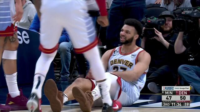 有点神仙球那意思了 穆雷高难度转身上篮丝滑流畅