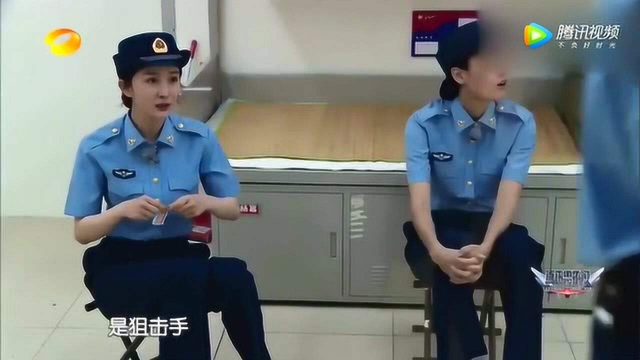 杨幂佟丽娅穿上军装实在太美了班长王威看了都不好意思了