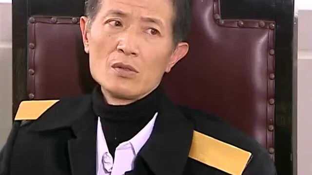 孙尚香拿着望远镜观察校长室,为了吕布使用呜拉巴哈的法术!