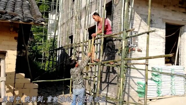 农村小哥俩合伙买竹,自己接单搭排山,7元1平方,划算吗