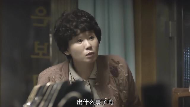 请回答1988:善宇妈帮凤凰堂收衣服送饭,凤凰堂却在独自喝闷酒!