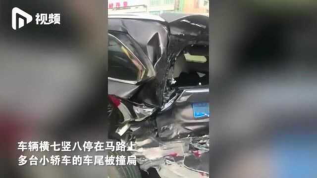 广东潮州发生严重车祸,一车门被撞飞,汽车零部件散落一地