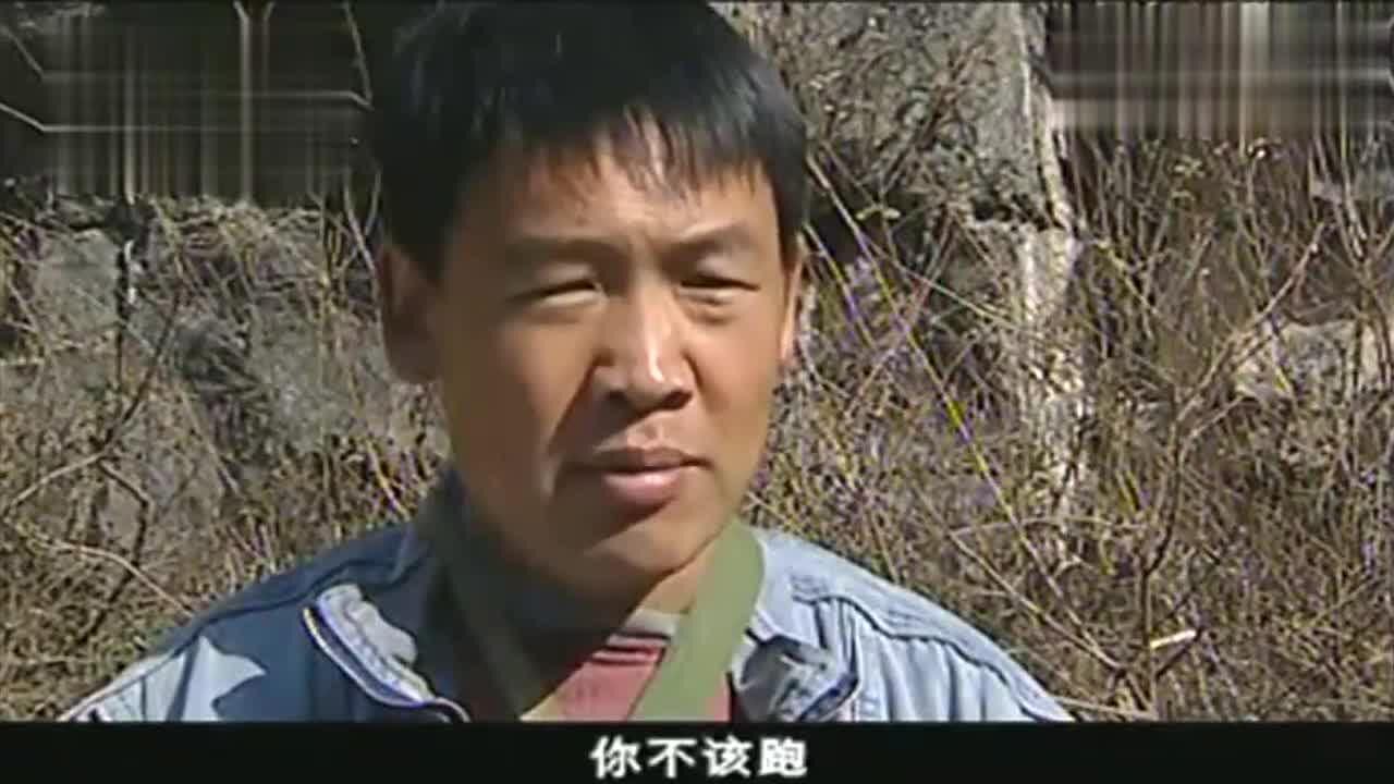 阿霞三小找到了逃跑的阿霞劝她回去阿霞跪下求他放了自己