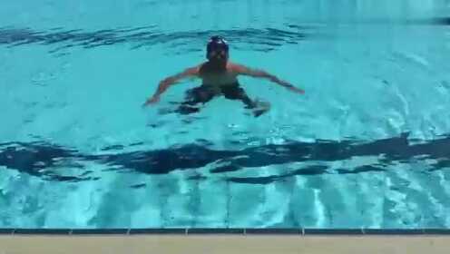 游泳教学：最简单的踩水自学视频