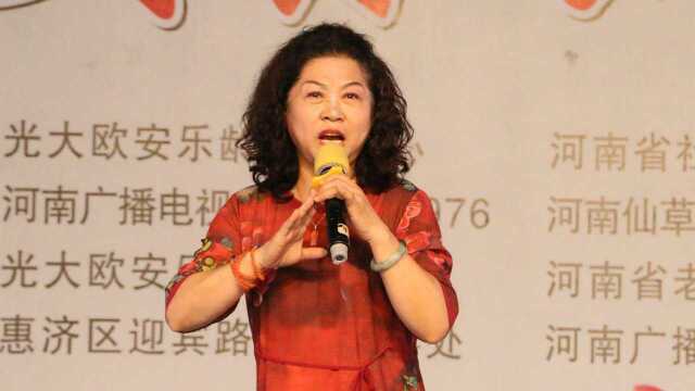 郑州戏迷大姐王小菊演唱豫剧《拷红》红娘选段,这身段有功底!