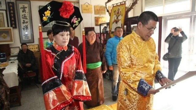 清朝皇室现状如何?乾隆7世孙爱新觉罗恒绍,身穿龙袍祭祖引争议