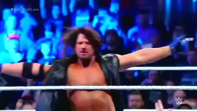 WWE:克里斯ⷮŠ杰里科惊艳出场,一身衣服闪闪发光!