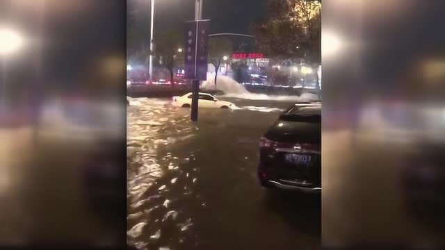 突发,南京一道路主水管爆裂水流成河 多车被淹车主戏称如行船