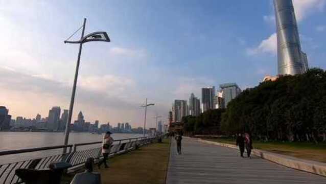 上海浦东区滨江大道,对岸的风景美极了,不愧是中国一线城市