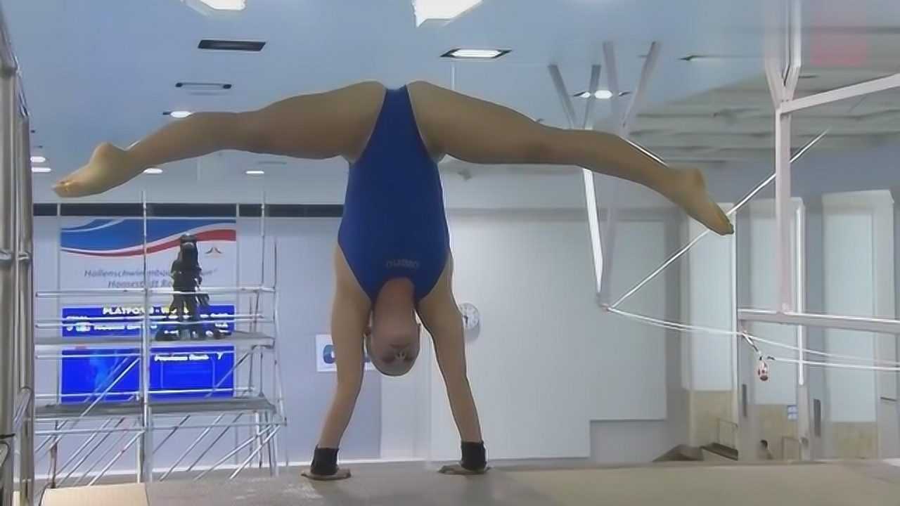 美女丁字泳衣跳水花样高难度倒立式身材太美了