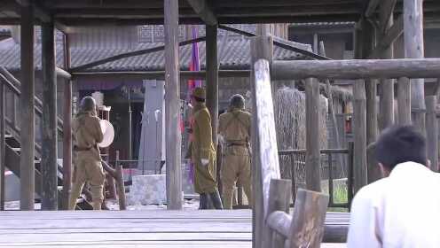 鬼子小部队进攻山寨，男子借机从背后偷袭，一枪一个干掉鬼子