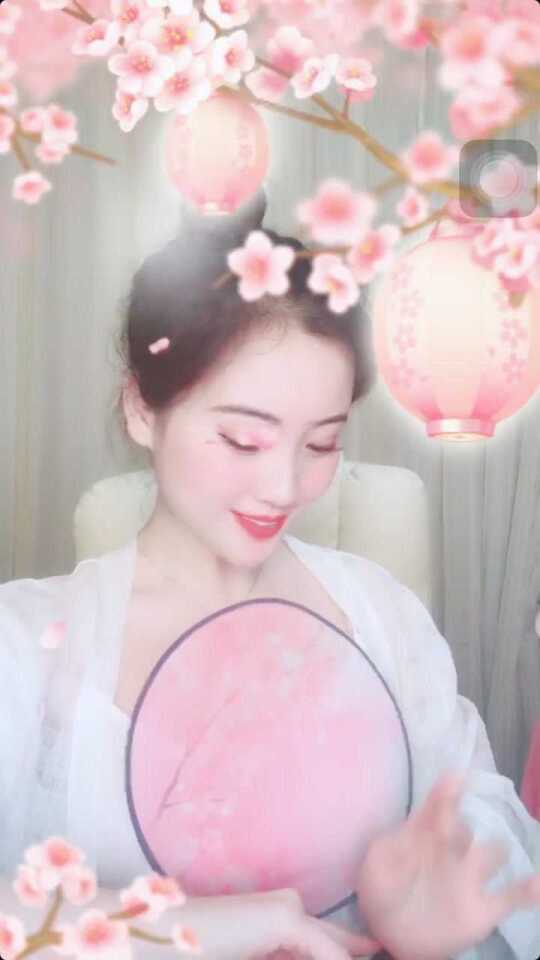 兰花指捻红尘似水，三尺红台万事入歌吹