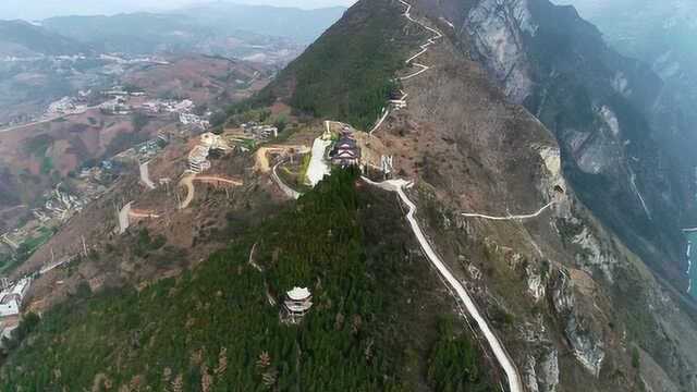 航拍重庆巫山巫峡绝壁山顶上的全真教道观,小伙感叹古人真会尚景