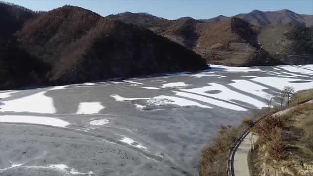 航拍中国:视频:烟台栖霞大山深处这个村庄,风景相当秀丽