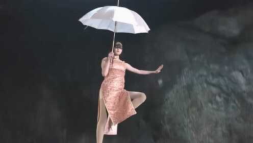 慕容南带军队回家,一旗袍女子从天而降,竟然还打着伞