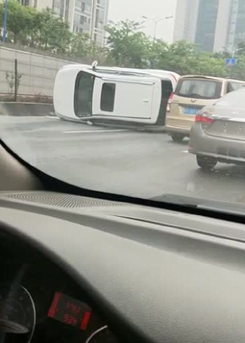 这是什么情况？平路上咋会翻车呢？开车一定要注意安全