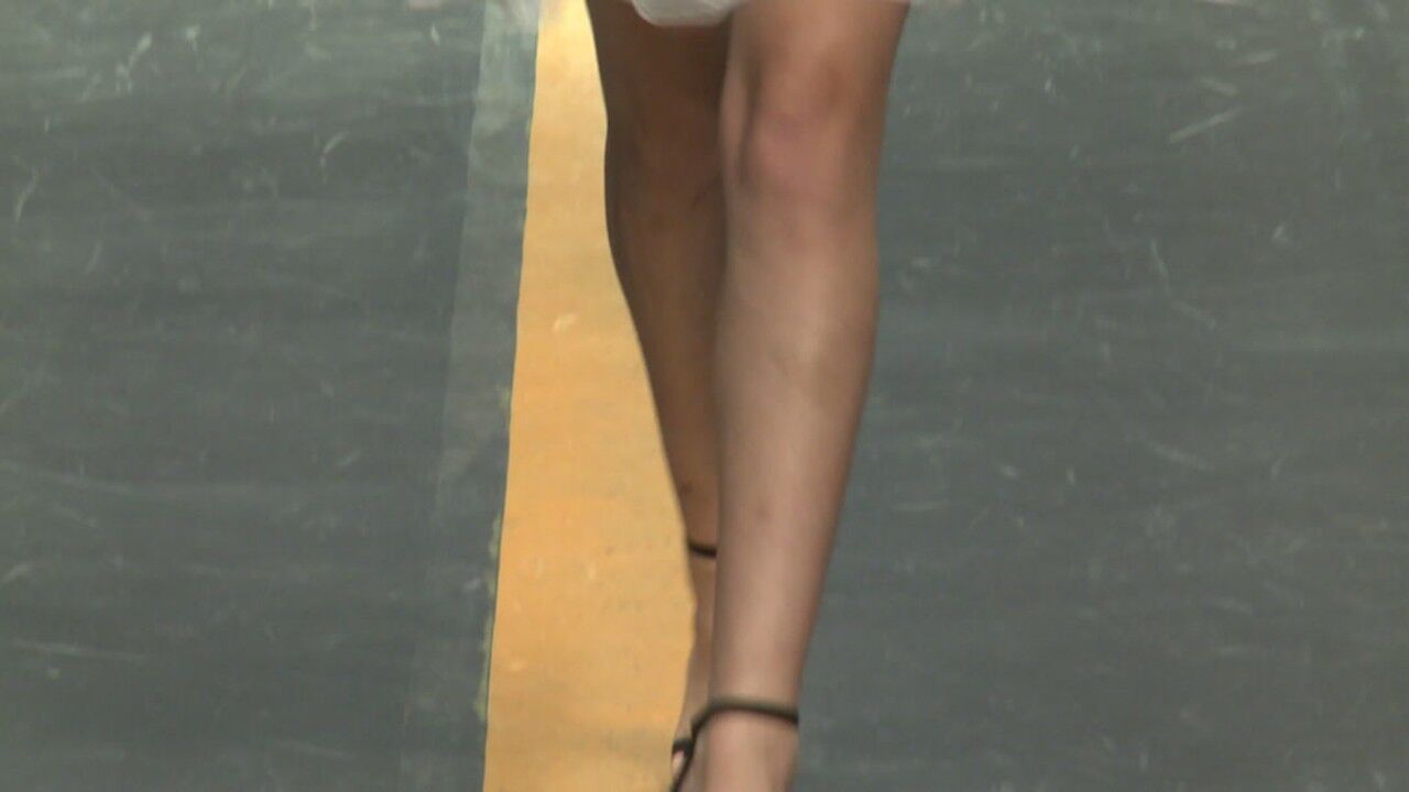 美女这衣服有点通透穿在美女身上很合身极美