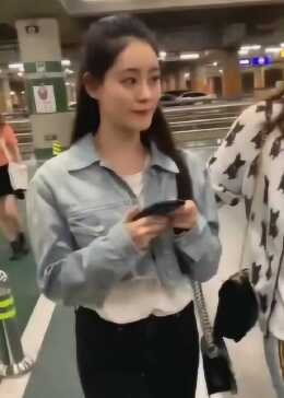 祝绪丹听到有粉丝夸她好美，居然偷偷的笑了