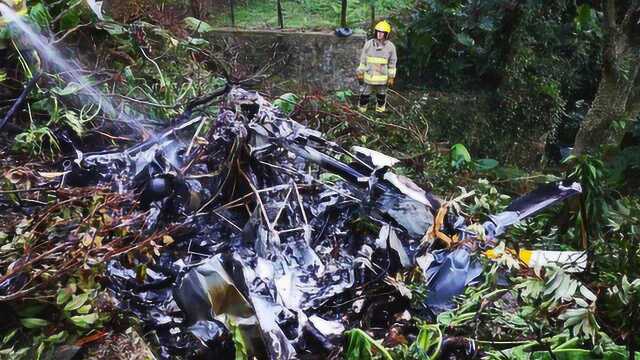 香港一架直升机坠毁 现场浓烟滚滚零件散落满地 致一人死亡