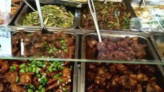 路边盒饭快餐摊,非常实惠,三素一荤12元,这家生意不错