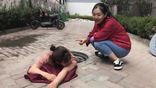 女子将植物人二十年的婆婆扔进粪坑后,被突然回来的丈夫看见