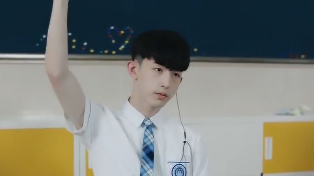 《少年派》郭俊辰演绎最帅校服 和关晓彤同班同学