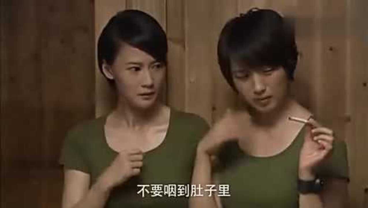 特种兵之火凤凰女兵藏在厕所里抽烟另一个女兵居然找她要烟