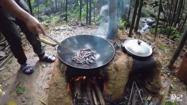 广西钦州:下雨天在竹林里,做一道丛林美食泥鳅饭,太美味了