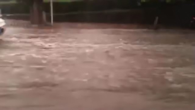 今早邻水暴雨多地有积水