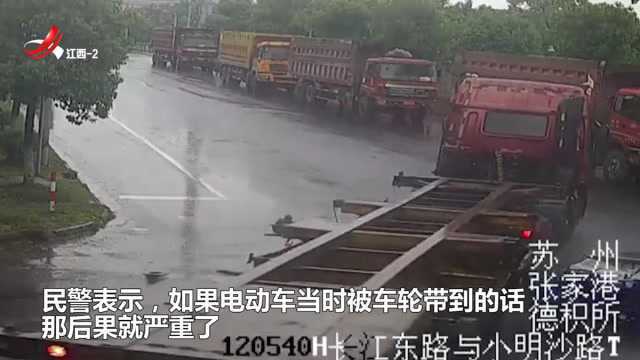 惊魂一幕!卡车“神龙摆尾” 电动三轮车过路口幸运逃过一劫