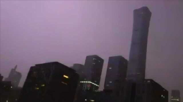 雷电暴雨突袭北京 市民半夜被惊醒:第一次见频率这么快的闪电