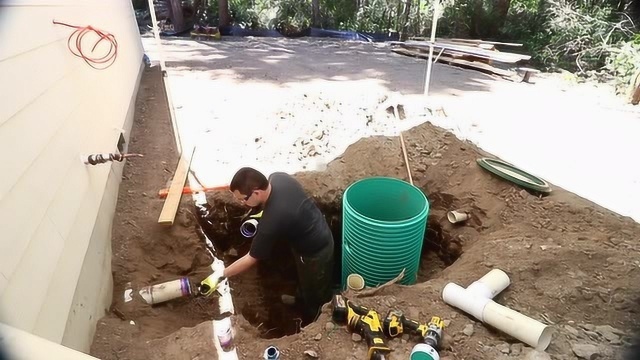 看德国工人是怎样在院子里做雨水排水系统的,值得学习