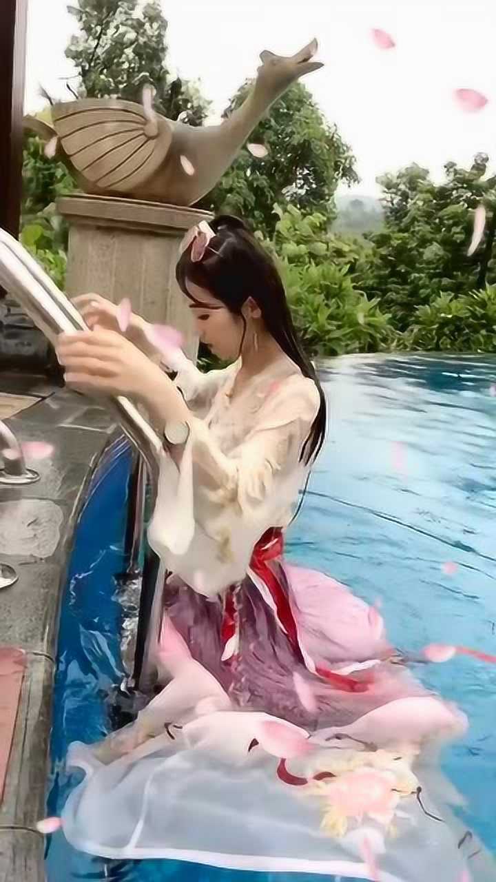 穿着汉服的小姐姐在泳池玩水出水的一瞬间我被惊艳到了