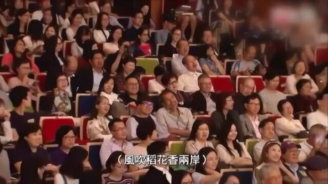 作家龙应台在香港大学演讲,齐唱“我的祖国”