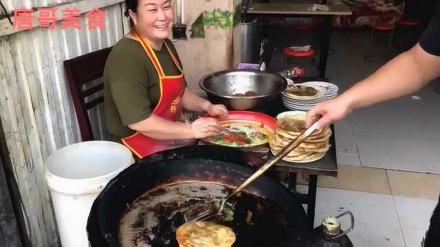 安徽宿州萧县最彪悍的一种早餐油盒子配大蒜头