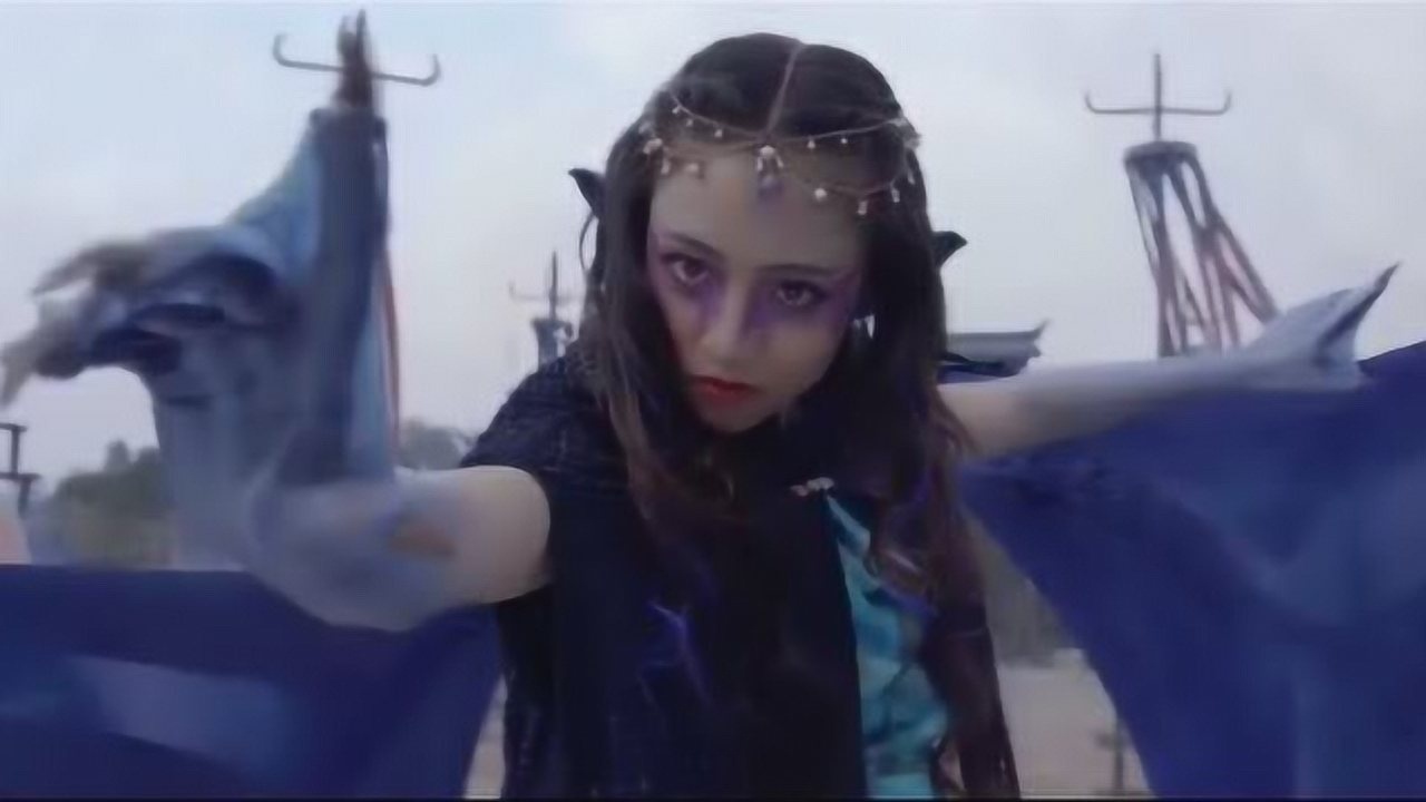美女变身蝙蝠妖出场的气场真是邪魅又霸气厉害