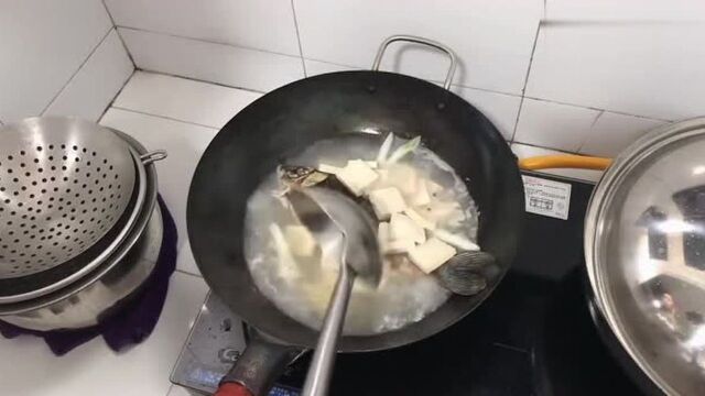 鲫鱼豆腐汤的家庭制作,色泽奶白再简单不过的营养浓汤系列