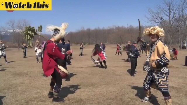 日本原居民阿伊努人举行集体祈祷 手持树枝长布挥舞驱赶疫病之神