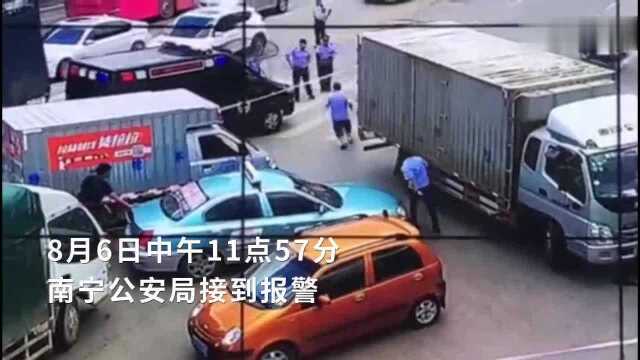 南宁出租车当街被劫警方紧急调车围堵逼停