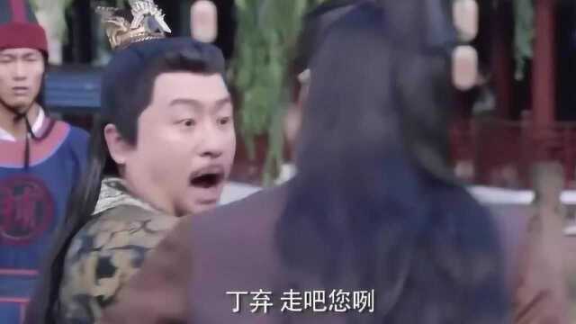 搞笑剧《萌妻食神》当官的就是爱欺负人,小伙子免费带他上天