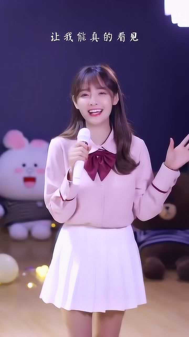兔子牙小姐姐,我看上了你手上的白话筒了,就说怎么办吧