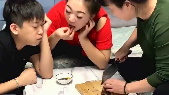 老妈今天在厨房做饭,结果儿媳妇边吃边看,婆婆这操作真是绝了!