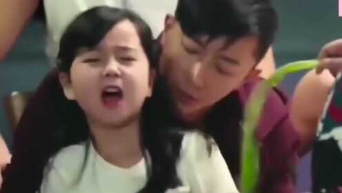 餐桌上一男子捉弄朋友的女儿，给她乱吃东西，不料事情闹大了！ - 腾讯视频