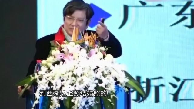 最“红”校长郑强为学生演讲,庄严盛重谈学校发展的重要性