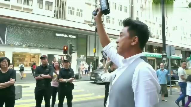 主演艺人全城街头“派钱”!《无双》香港宣传活动再出新招!